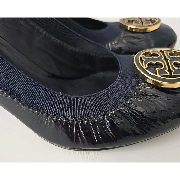 Tory Burch Navy Patent Leather Caroline Heels 8M Gold Logo Pump Elastic Top - Picture 6 of 9